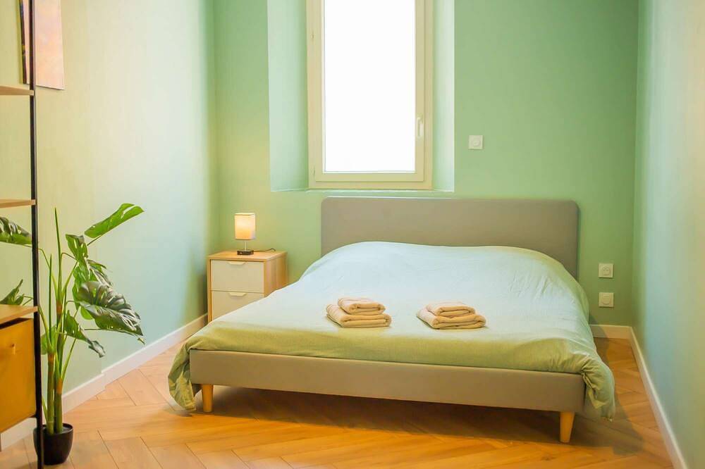 Entire apartment, Free parking 3 min walk away, Air conditioning, Laundry, Fibre, near Rousset and domaines in Trets, Aix-en-Provence region