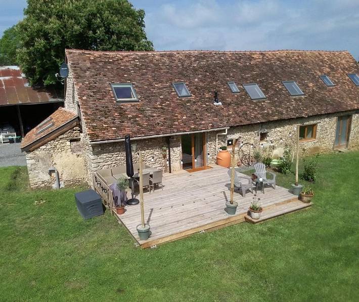 Location de vacances pour 3 personnes, avec jardin ainsi que vue et piscine, animaux acceptés à Lignac