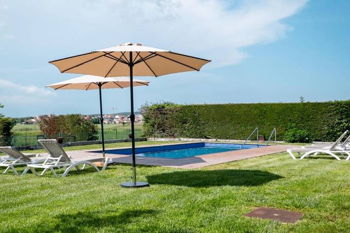 Location de vacances pour 12 personnes, avec Balcon et Terrasse ainsi que Jardin et Piscine à Cassà de la Selva