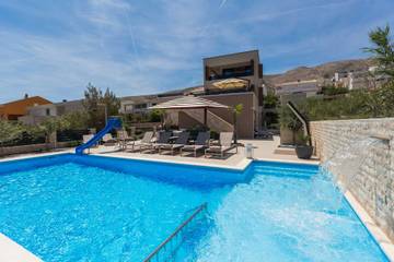 Villa für 14 Personen, mit Balkon und Pool sowie Sauna auf Pag