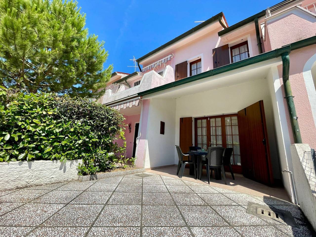 Farbenfrohe Villa in Meeresnähe in Porto Santa Margherita, Caorle