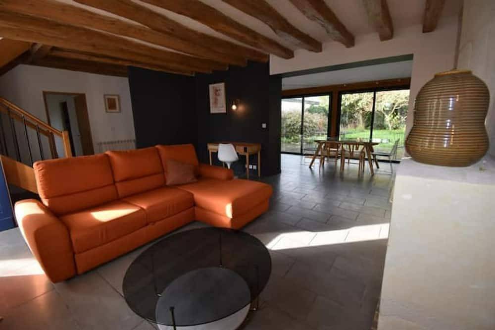 Charming farmhouse with garden close to Tours. in Saint-Pierre-des-Corps, Tours region