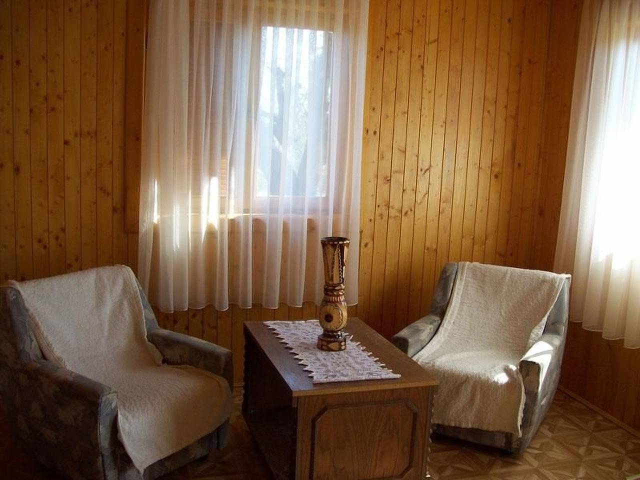 Mit Garten, Terrasse und Gartenpavillon in Balatonfőkajár, Plattensee nordufer