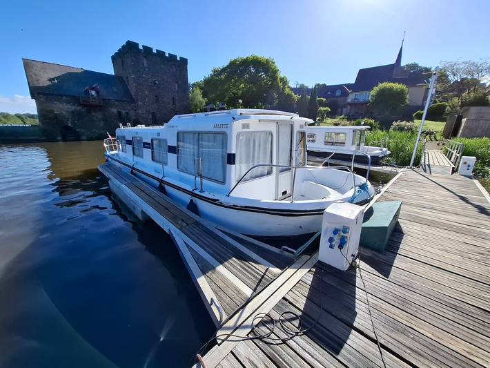 Péniche pour 9 personnes à Chenillé-Changé