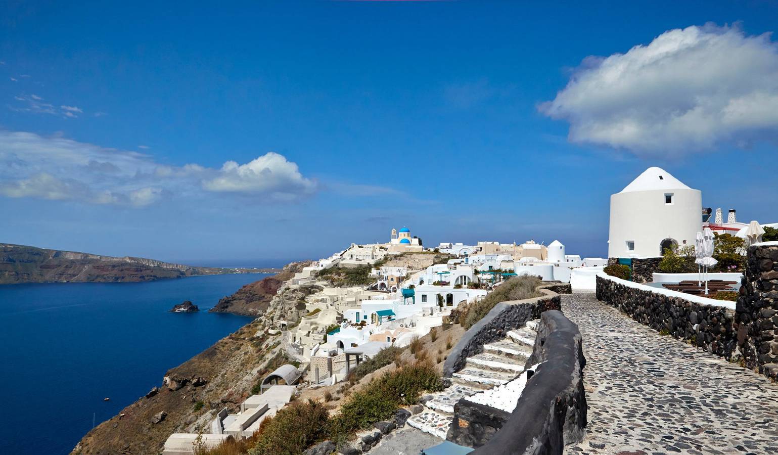 Elegant Santorini House | 1 Bedroom | Villa Windswept House | Amazing Caldera View & Outdoor Hot Tub | Oia in Oia, Santorin