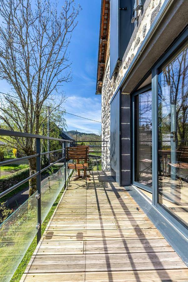 Location de vacances pour 12 personnes, avec terrasse et jardin à Rochefort-Montagne - 4