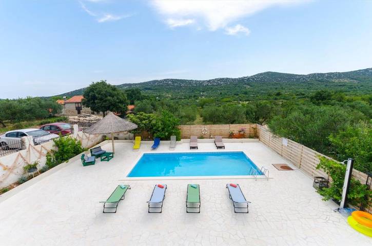 Villa pour 10 personnes, avec jardin et piscine à Tribunj