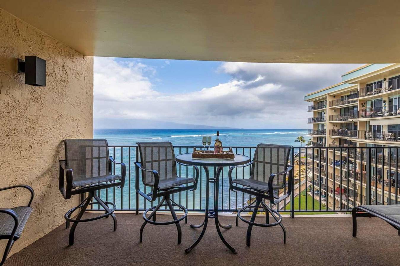 Apartamento entero, Oceanfront - Whale Watch - Big Lanai - New Modern Coastal Remodel in Kahana, Napili-Honokowai