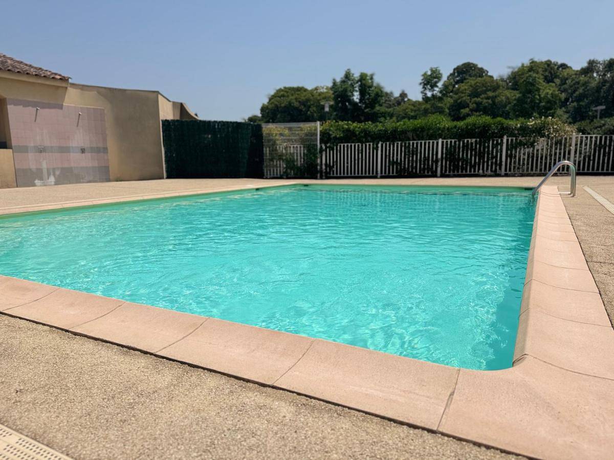 Appartement entier, La Provence - stylish & spacious apartment with pool & private parking near Avignon, Traveller Award 2026 in Le Pontet, Vaucluse