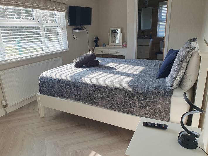 2-Bed Lodge, Sleeps 5 w/ Hot Tub & Lake View in Routh, Yorkshire del Este