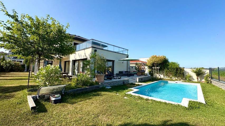 Maison de vacances pour 8 personnes, avec Balcon et Terrasse ainsi que Jardin et Piscine à Jonage