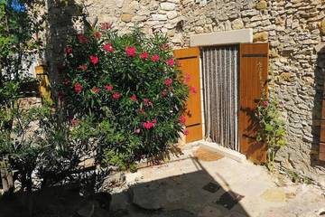 Gîte pour 4 personnes, avec piscine à Banon