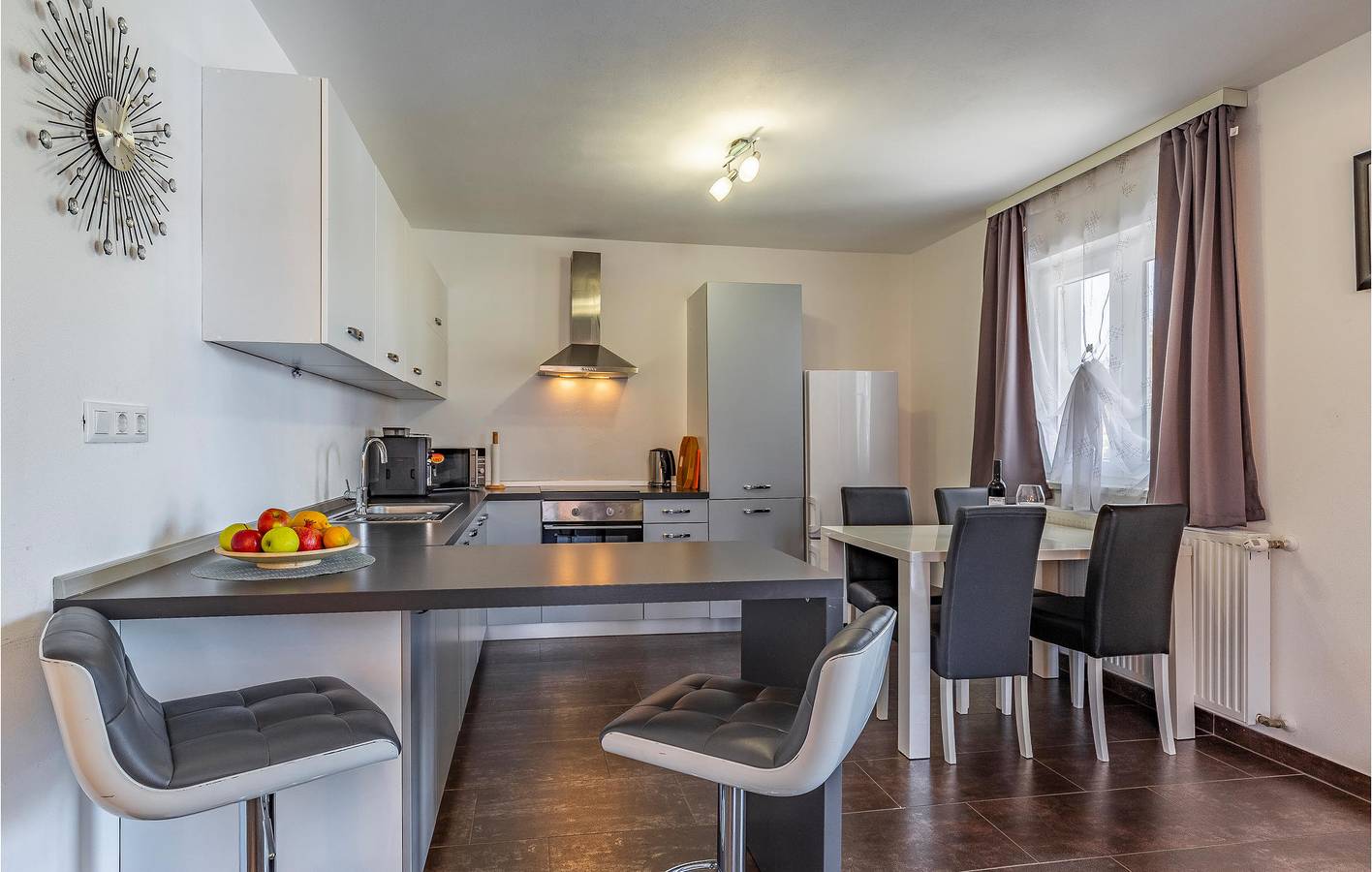 Schickes Apartment mit 2 Schlafzimmern, Pool, Terrasse und WLAN in Pula-Medulin, Pula