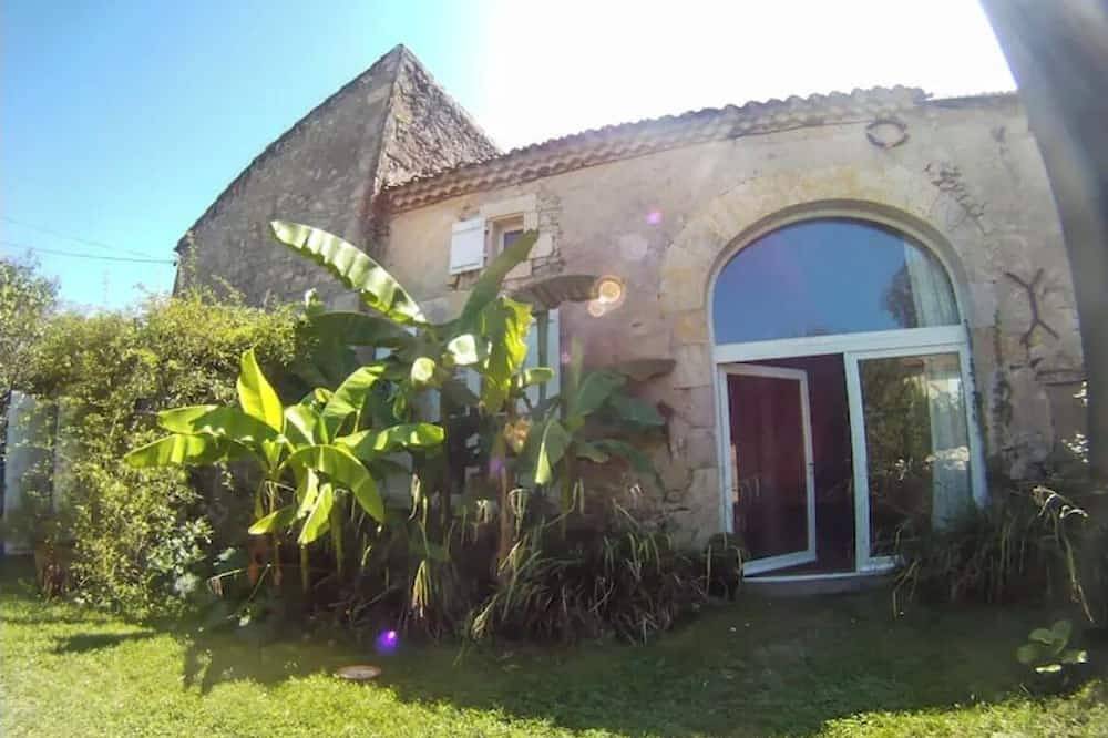 Charming stone house in the most beautiful town in the Gers in Larressingle, Gers