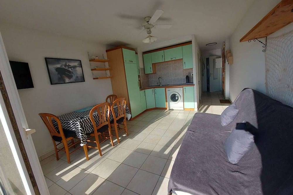 Entire apartment, Sunny 2-Bedroom Apartment with Terrace, Wifi, and Private Parking in Marseillan in Marseillan-Plage, Marseillan