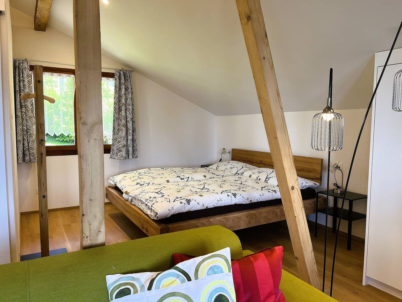 Ganze Ferienwohnung, Helle Dachwohnung im Chalet Bärgblick in Vitznau, Vierwaldstättersee