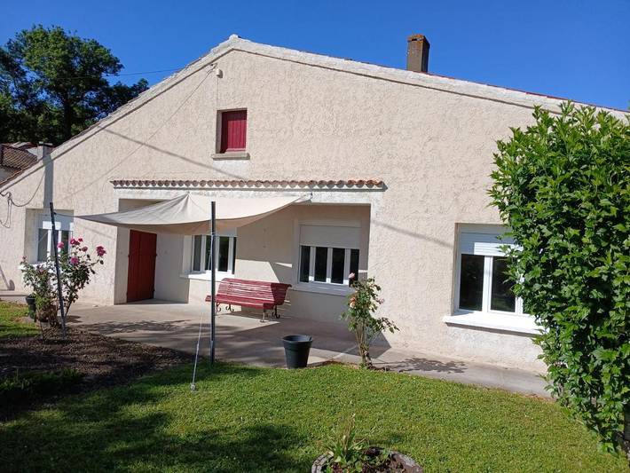 Location de vacances pour 6 personnes, avec vue et terrasse à Saint-Dizant-du-Gua