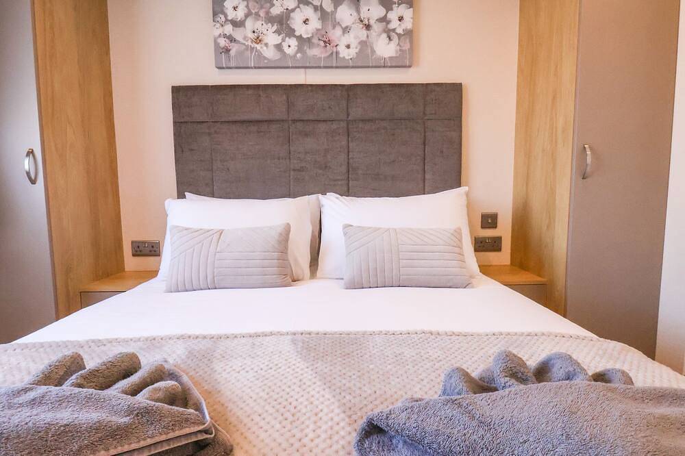 Marigold Lodge, pet friendly, luxury holiday cottage in Staithes in Runswick Bay, North York Moors National Park