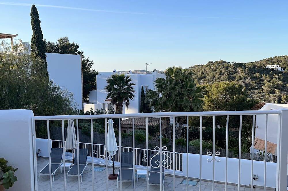 Villa with private pool and sea view from 1st floor, 5 mins walk to beach in Cala Vedella, Sant Josep de sa Talaia