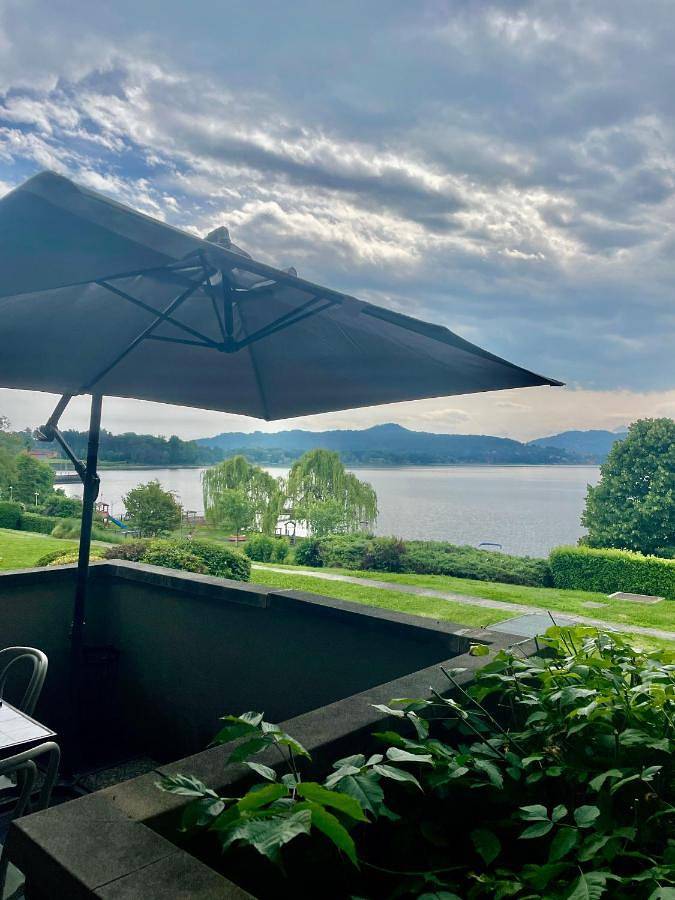 Ferienhaus für 6 Personen, mit Terrasse und Garten sowie Seeblick und Ausblick