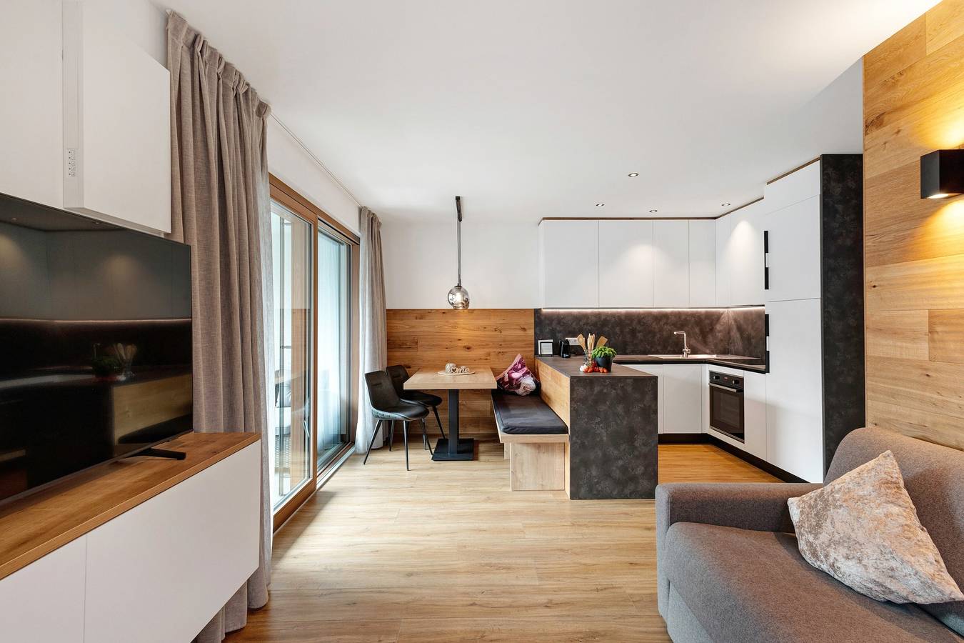 Ganze Wohnung, Ferienwohnung 'Sonnlicht' mit Bergblick, privater Terrasse und Wi-Fi in Pfalzen, Dolomiti Superski