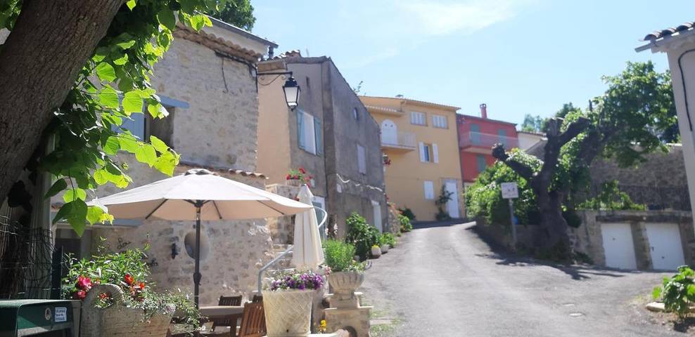 Gîte pour 2 personnes, avec terrasse et jardin à La Bastide