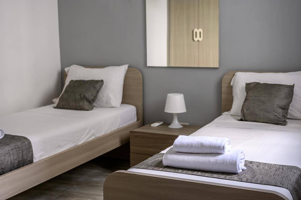 Appartement de vacances entier, F11 Room 2, Private Room two single beds shared bathroom in shared Flat in Msida, Île de Malte