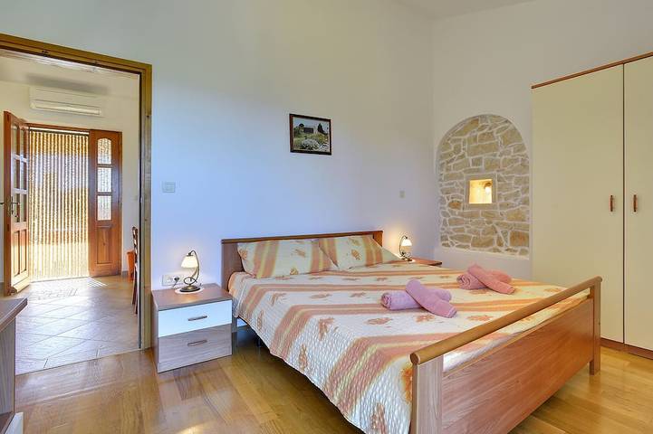 Holiday House Manuel- Istrian stone house in a quiet resort next to the sea in Marčana, Southcoast Istria