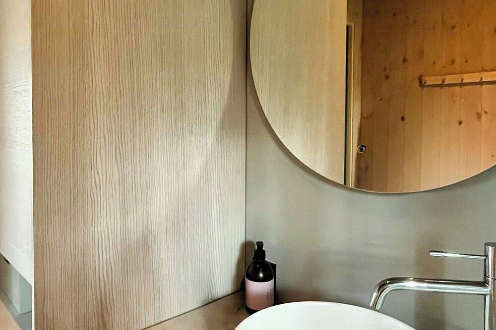 Ganze Wohnung, Moderne Hütte hoch über dem Storelva bei Eikefjord in Flora