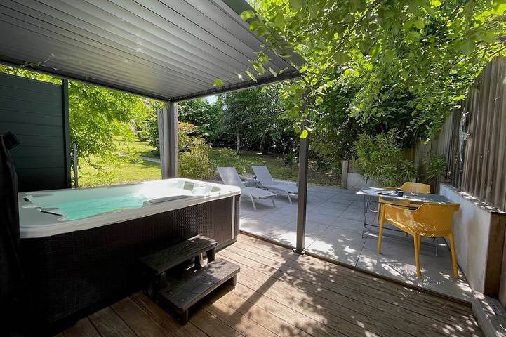 Location de vacances pour 2 personnes, avec Balcon et Jacuzzi à Sarlat-la-Canéda