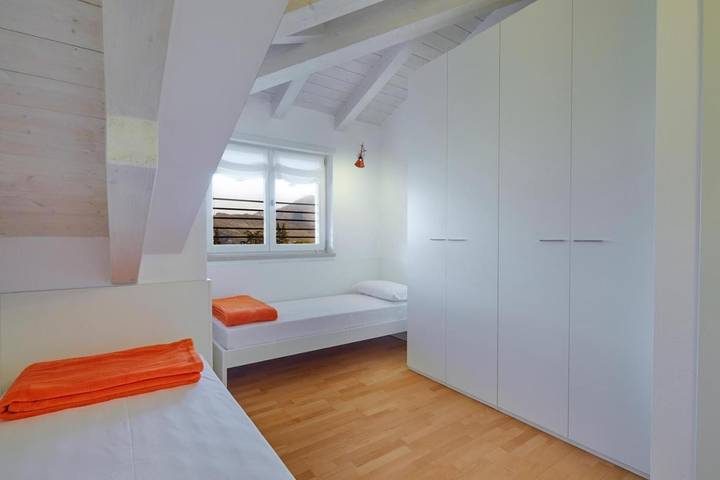 Apartamento entero, Apartamento 'Lilium' con vistas a la montaña, Wi-Fi y aire acondicionado in Varone, Riva del Garda