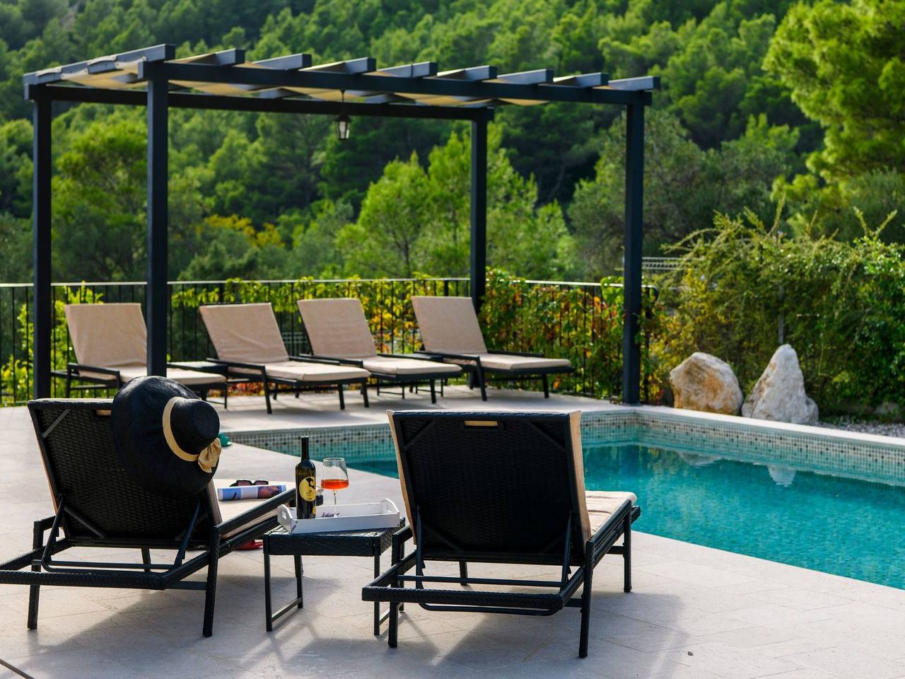 Alleinstehendes Ferienhaus mit Pool und drei Sch in Zaostrog, Riwiera Makarska