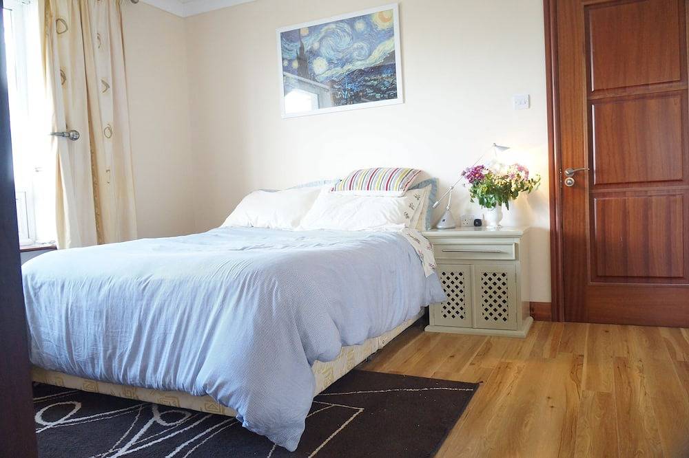 Entire apartment, Outstanding panoramic views of Galway Bay in the heart of a historic Site. in Galway, County Galway