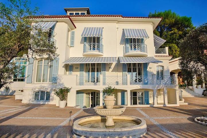 Villa für 14 Personen, mit Balkon und Whirlpool sowie Terrasse und Garten