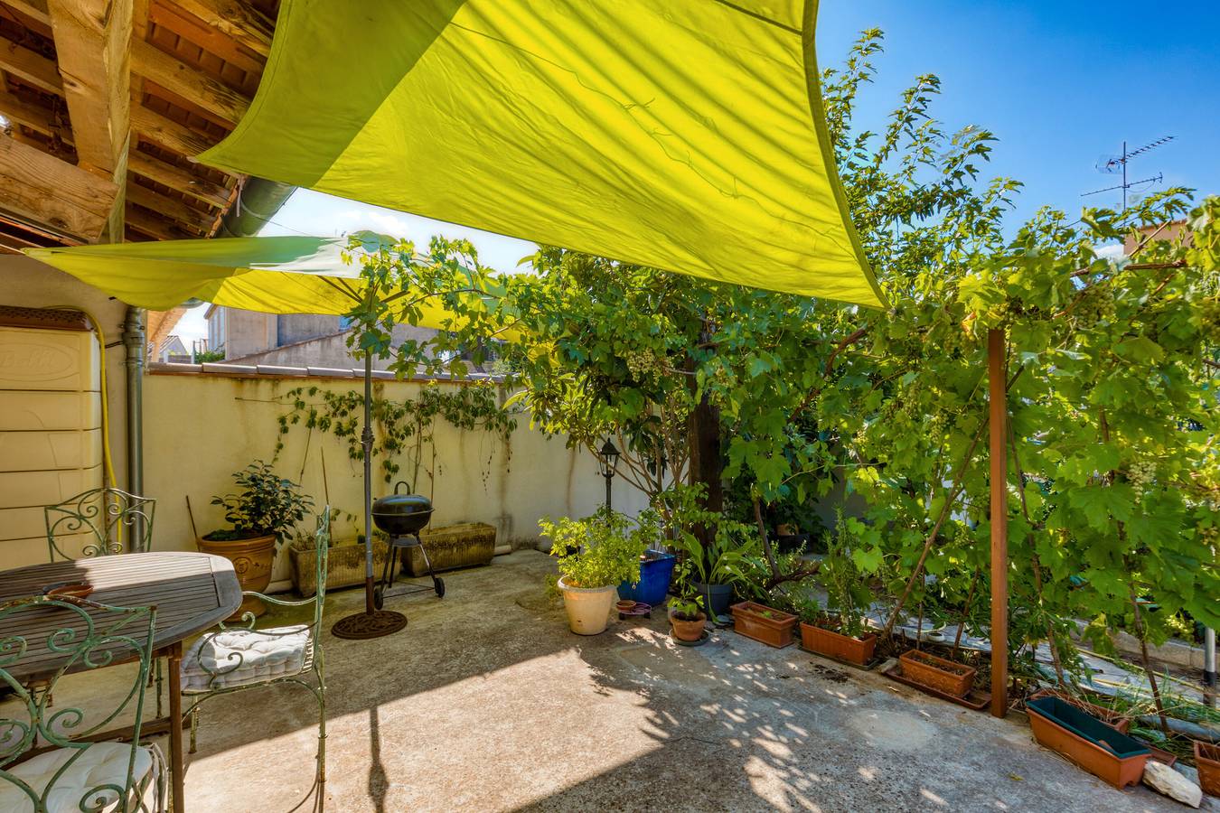 Chambre d'hôtes 'Cantegrel 1er Étage pour 1 à 5' avec terrasse partagée, jardin partagé et Wi-Fi in Lunel-Viel, Côte d'Améthyste