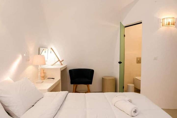 Holiday apartment for 4 people, with hot tub and balcony in Thera