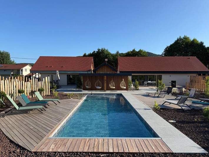 Location de vacances pour 4 personnes, avec jacuzzi et piscine ainsi que sauna et jardin à La Chapelle-devant-Bruyères - 3
