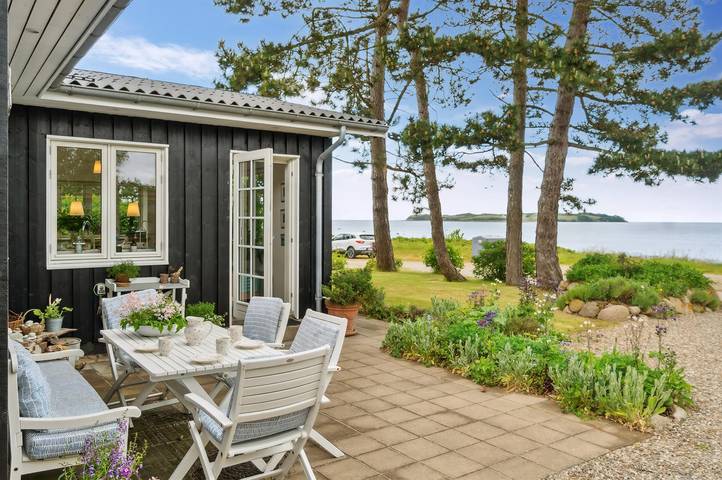 Ferieudlejning for 7 personer, med terrasse og have på Sjælland