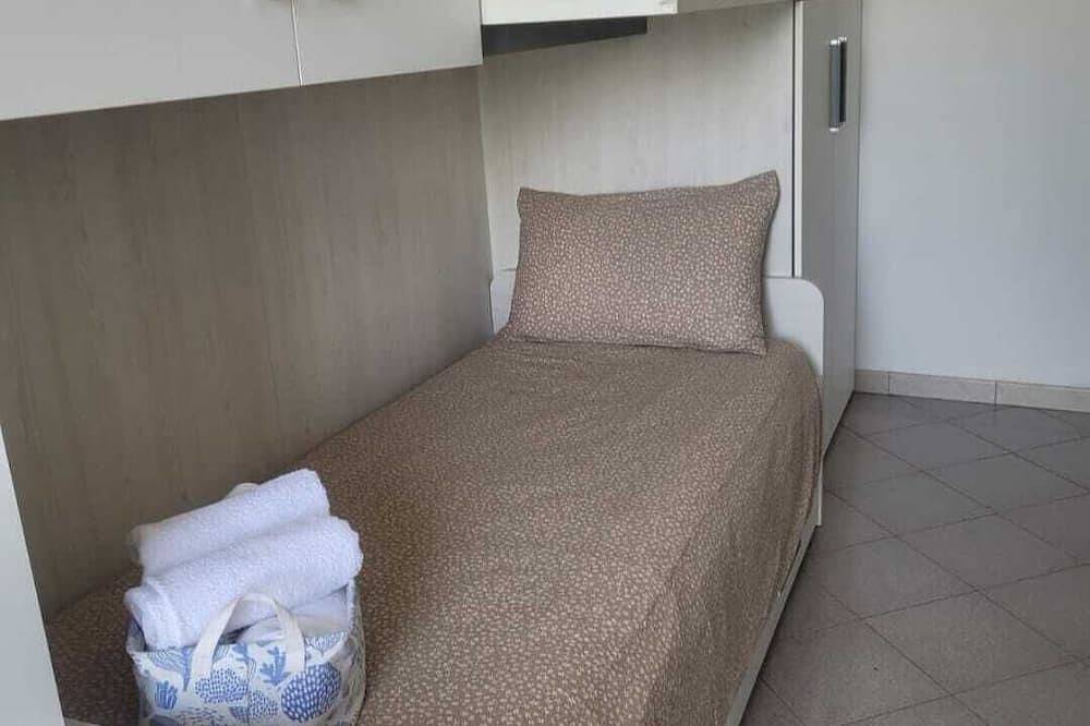Ganze Wohnung, Apartment in Cinque Terre area renovated to new 2.5 km from the sea in Pitelli, La Spezia