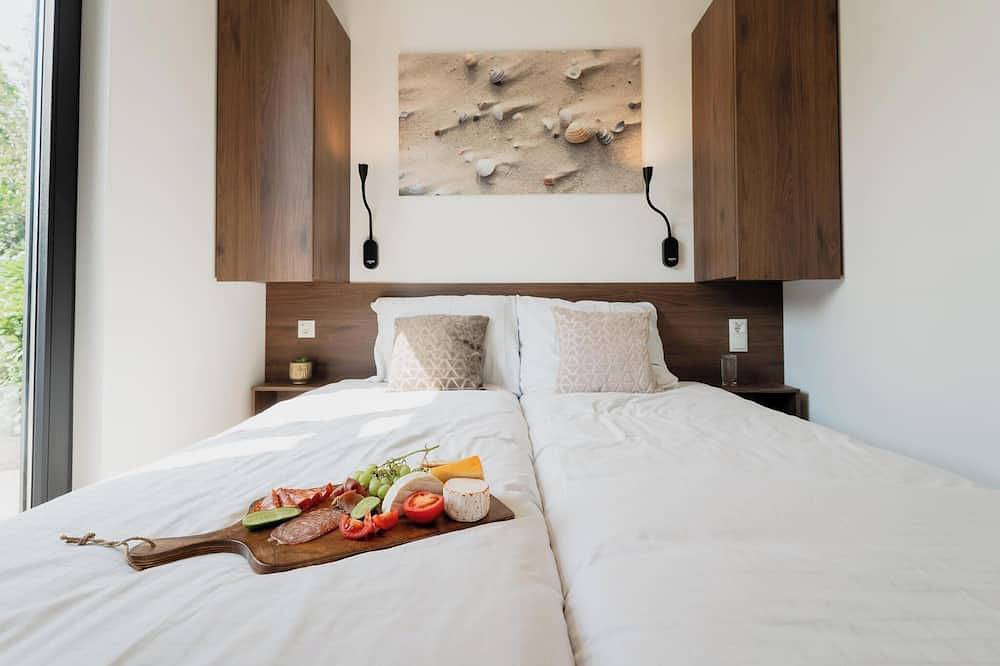 Luxe en duurzame 4-persoons recreatievilla’s met hoge raampartijen, volledig gasloos en voorzien van zonnepanelen. Geniet van een stijlvolle living, luxe keuken, twee comfortabele slaapkamers en een ruime badkamer met regendouche. Inclusief opgemaakt in Nederlandse Noordzeekust