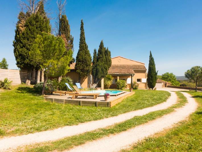 Location de vacances pour 10 personnes, avec piscine ainsi que jardin et terrasse dans Loupia