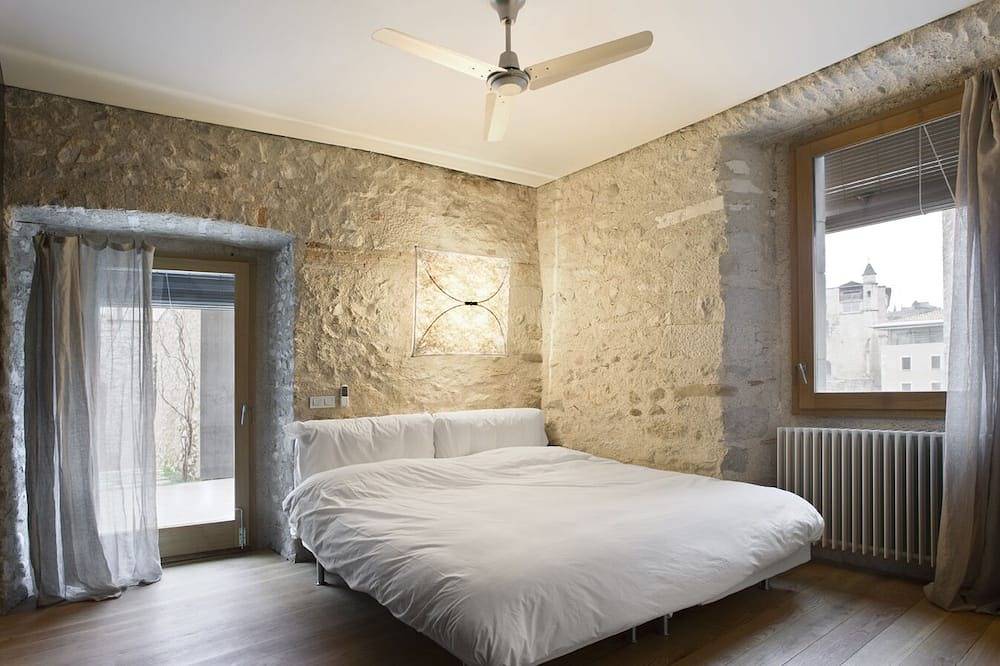 Ganze Wohnung, Historical stone house renovated with modern style in Girona, Gironès