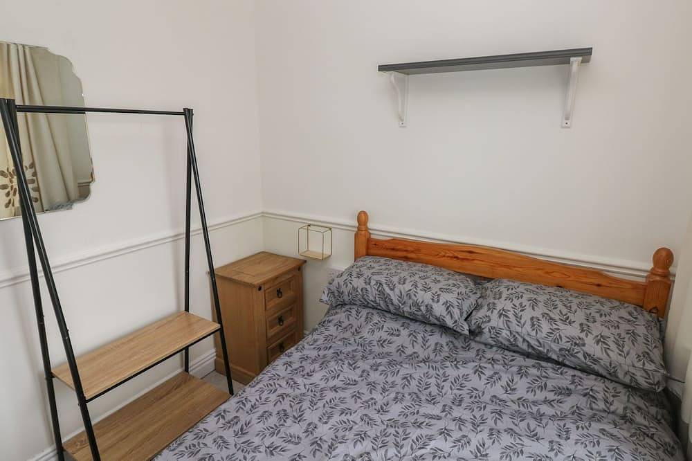 Shipwreck Chalet, pet friendly, country holiday cottage in Kidwelly in Carmarthenshire