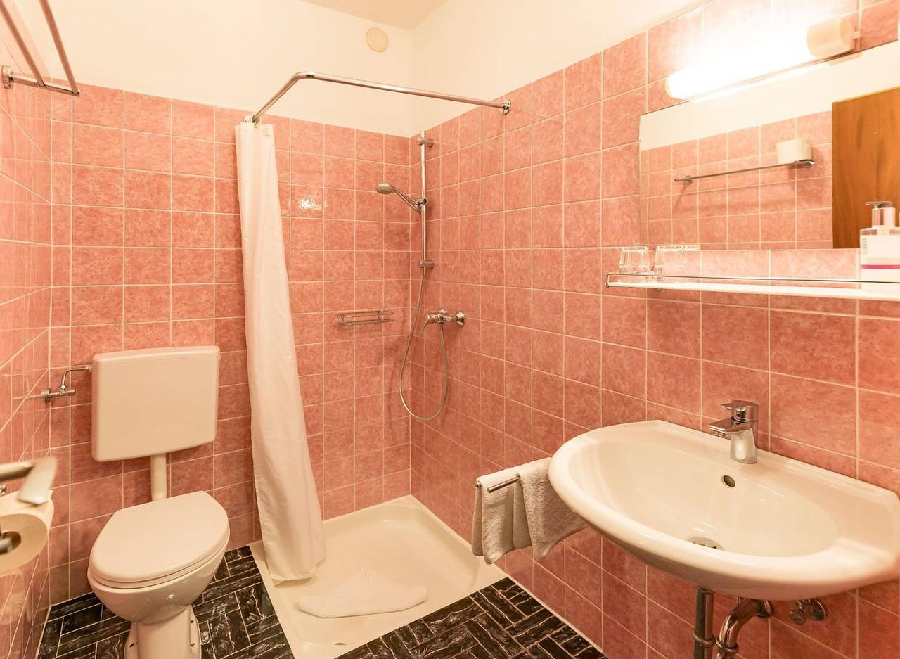 Doppelzimmer mit Dusche, Wc, 1-2 Nächte, foto 6