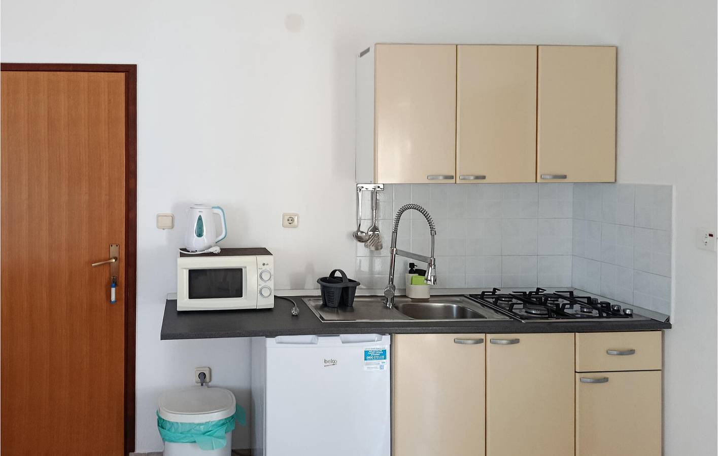 Ganze Ferienwohnung, Urlaub am Meer: Gemütliche Ferienwohnung mit Terrasse und WLAN, 400 m vom Strand entfernt in Pirovac, Šibenik-Knin