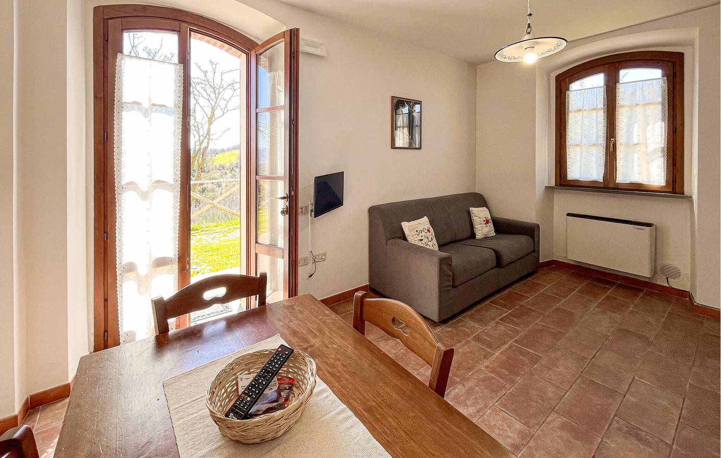 Appartamento intero, Appartamento moderno con aria condizionata, parcheggio, cucina, piscina e WiFi in Gubbio, Umbria