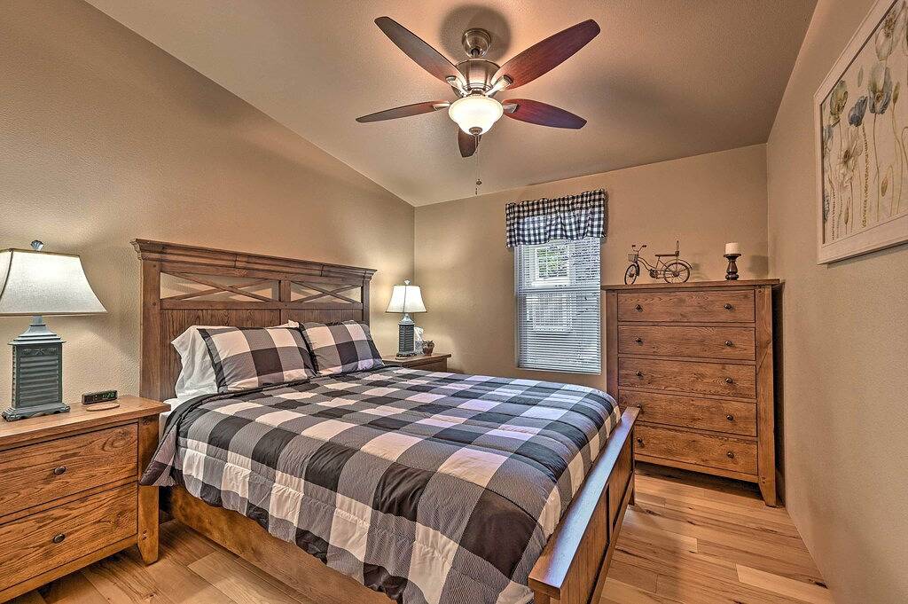 Near Hiking: Munds Park Cabin w/ Deck & Yard in Munds Park, Oak Creek Canyon