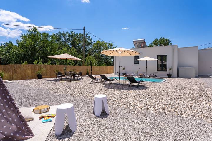 Villa Three Olives: A Perfect Family Retreat near Omis in Naklice, Split-Dalmatien