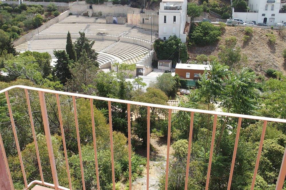 Ein Balkon über dem Meer. Ein Raum in der Stadt in Marseille, Marseille und Umgebung