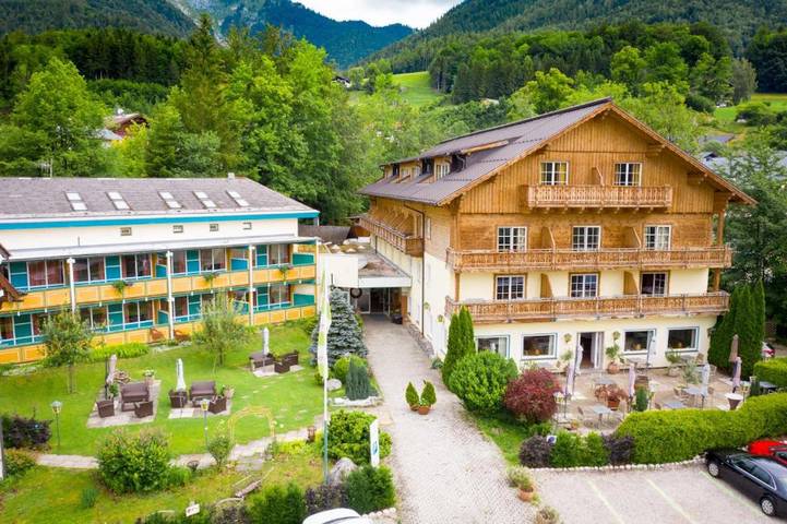 Hotel, with Terras and Tuin as well as Sauna aan de Wolfgangsee